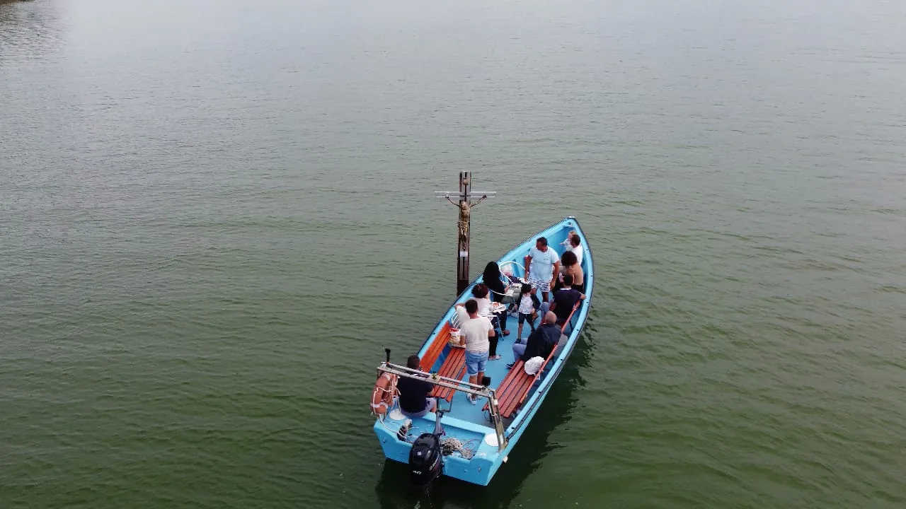 Il sandalo NAVIGAVARANO con ospiti a bordo